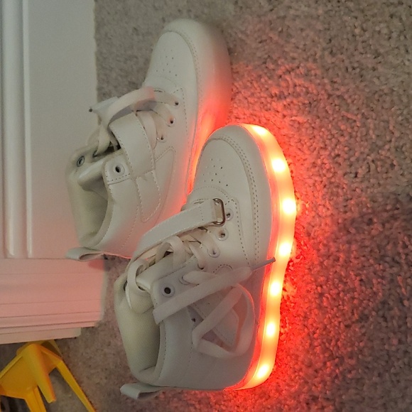 Kids white LED lite up sneakers size 29 concert to size 12 - Picture 3 of 8